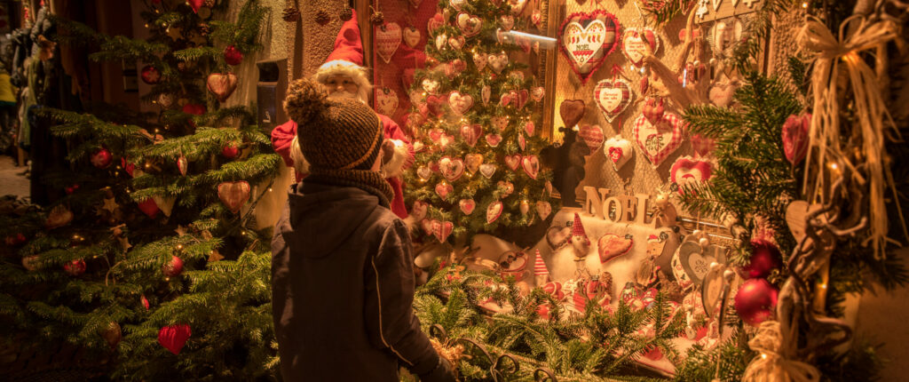 Décorations de Noël à Kaysersberg en Alsace - magie de Noël en famille