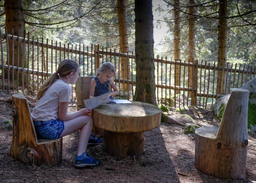 Le sentier ludique en été à la Station du Lac Blanc : une activité à faire en famille