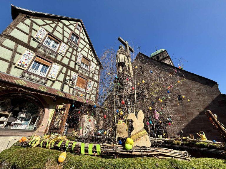 Marché de Pâques à Kaysersberg en Alsace : décorations sur la fontaine